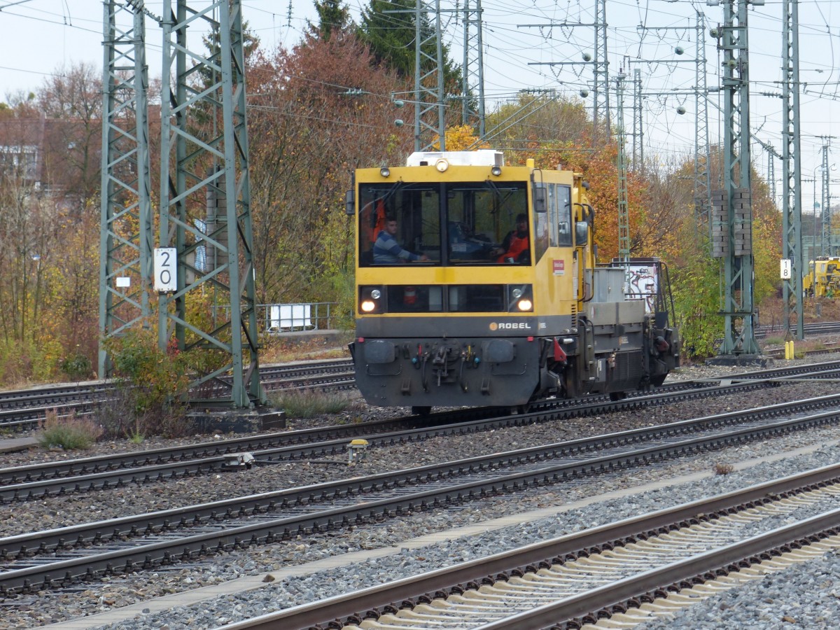 Ein mir unbekanntes Bahndienstfahrzeug f�hrt am 29.10.2013 durch M�nchen Pasing.