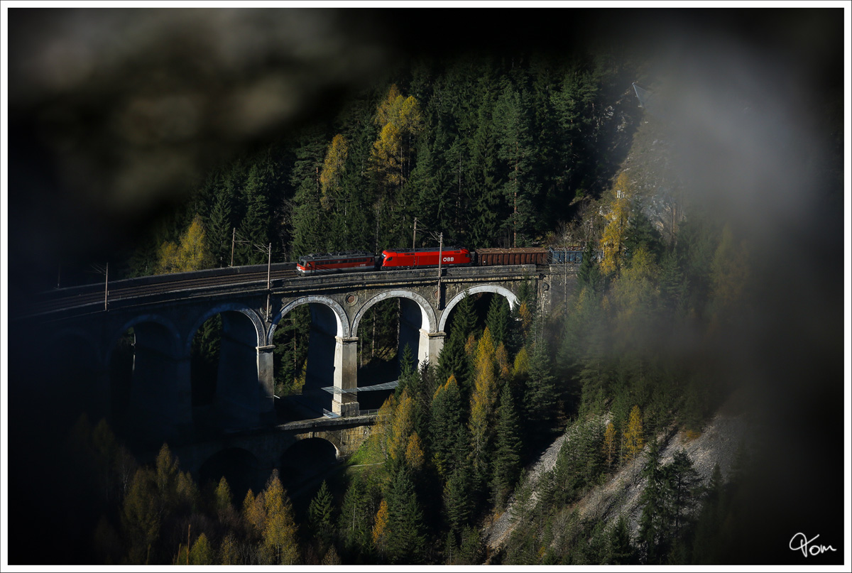 Ein mit 1142 und 1016 bespannter Schrottzug, fhrt ber das Kalte Rinne Viadukt bergwrts. 
Breitenstein 8.11.2013
