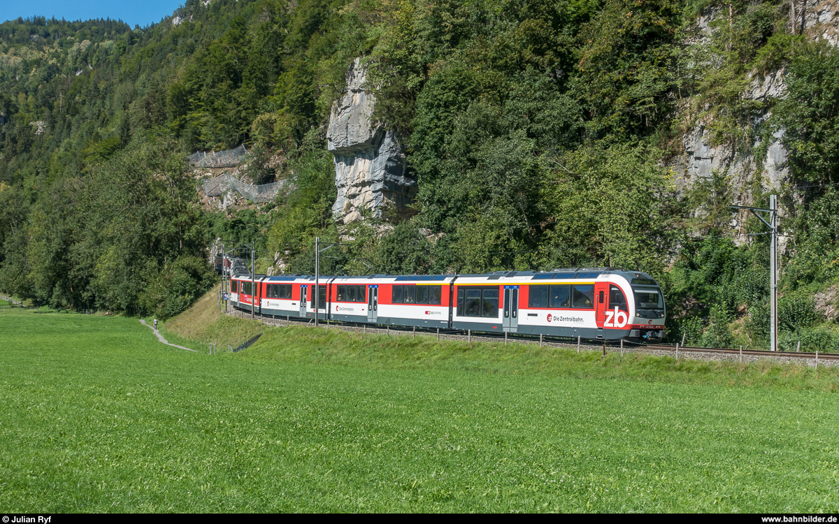 Ein mit einem FINK verstärkter ADLER verlässt am 26. August 2018 bei Meiringen die Zahnstange auf dem Weg von Luzern nach Interlaken.