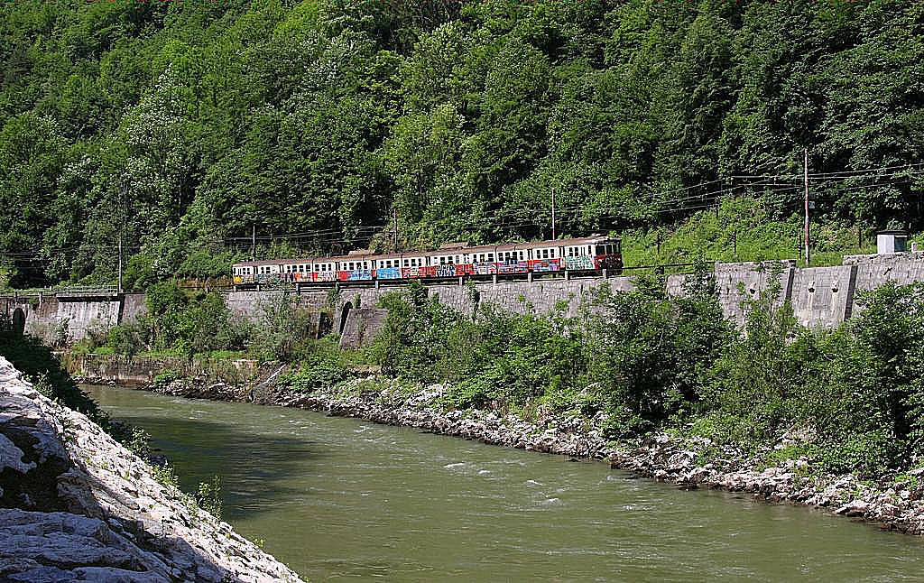 Ein mit Grafitti verschmierter Gomulka ist am 29.5.2011 bei Remke im Tal der Sava
unterwegs.