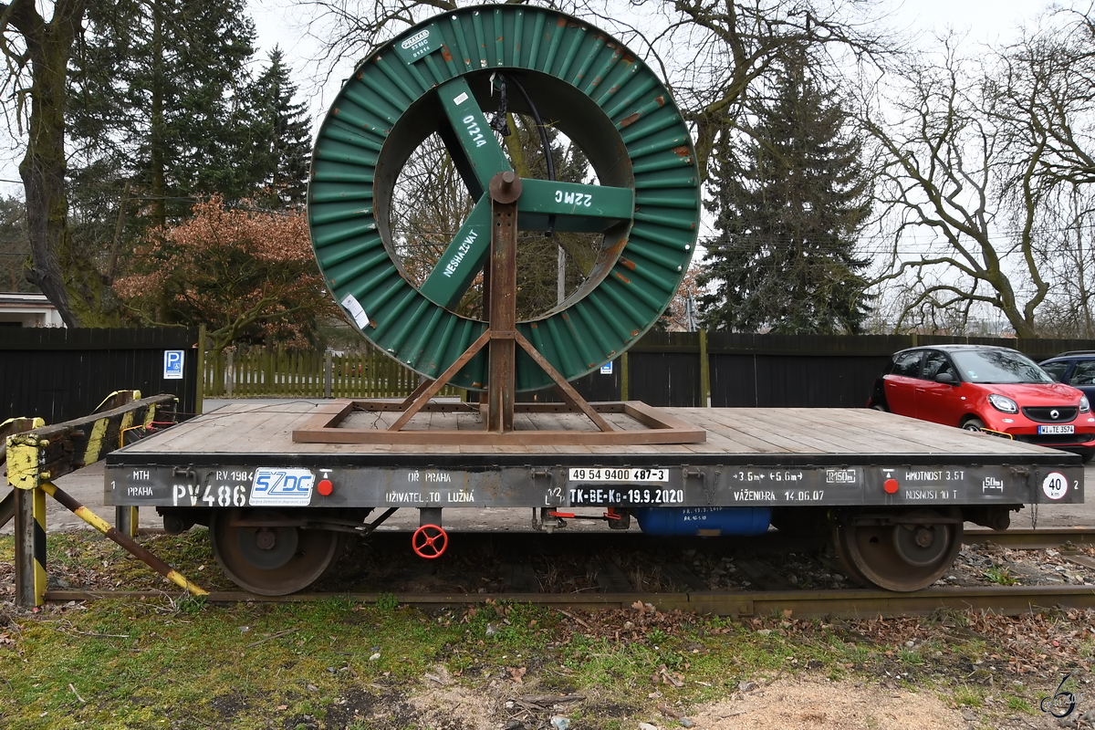 Ein mit einer Kabeltrommel beladener Arbeitswagen war im April 2018 in Lužná u Rakovníka abgestellt.