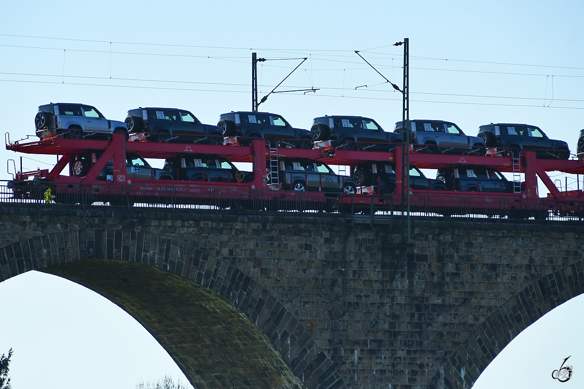 Ein mit Land Rover Geländewagen beladener Autotransportwagen war Ende April 2021 auf dem Ruhrviadukt in Witten-Bommern zu sehen.