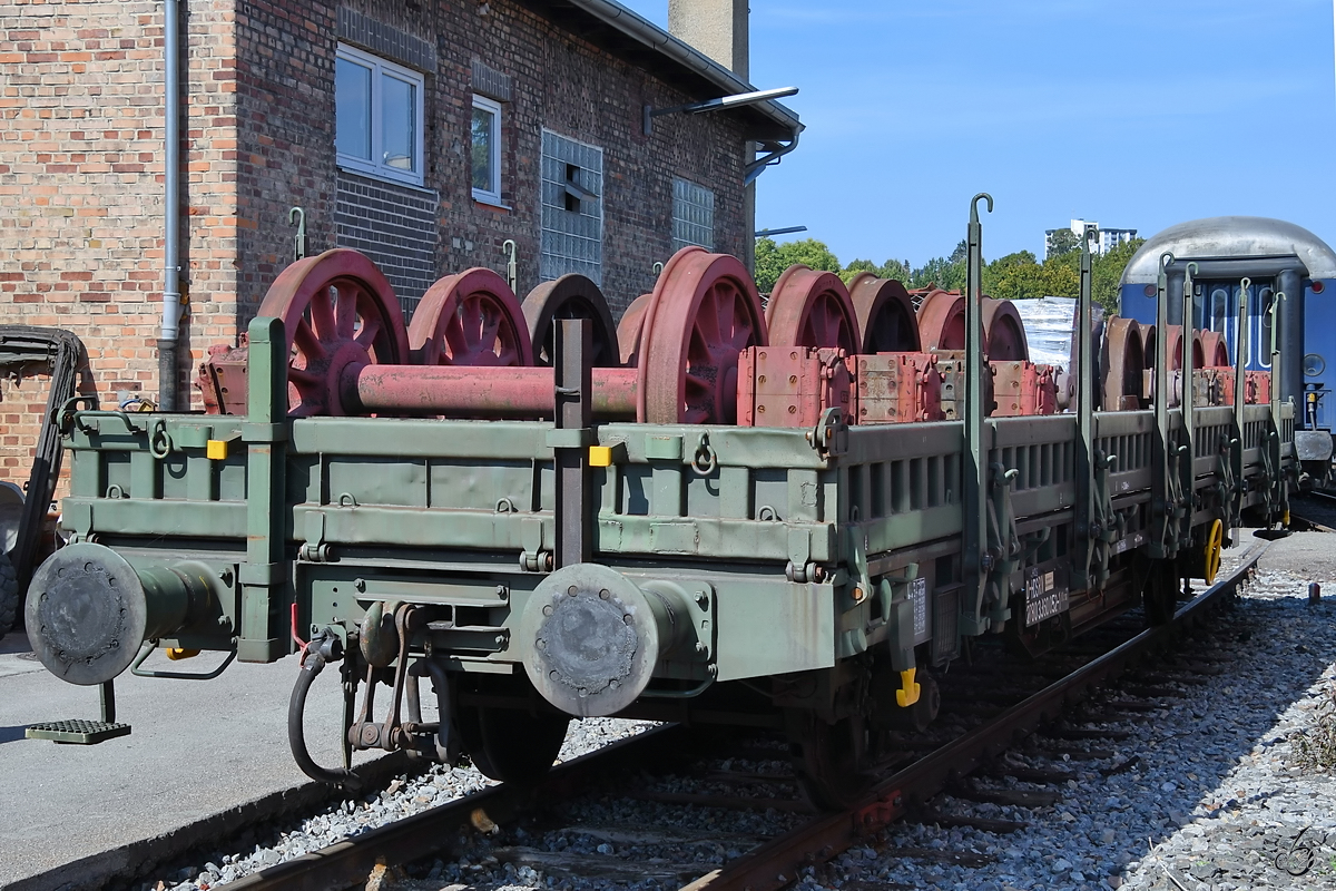 Ein mit Radsätzen beladener Flachwagen stand Mitte September 2019 im Außenbereich des Eisenbahnmuseums in Heilbronn.
