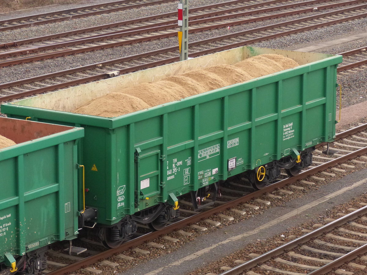 Ein mit Sand beladener On Rail Eamnos, am 24.03.2019 in Gera Hbf.