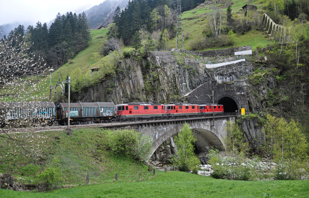 Ein mit Stahlrollen (Coils) beladener Güterzug wird von einer Dreifachtraktion Re 4/4 II über die untere Wattinger-Brücke den Gotthard hinauf befördert. Aufgenommen bei Wassen am 28.04.2015