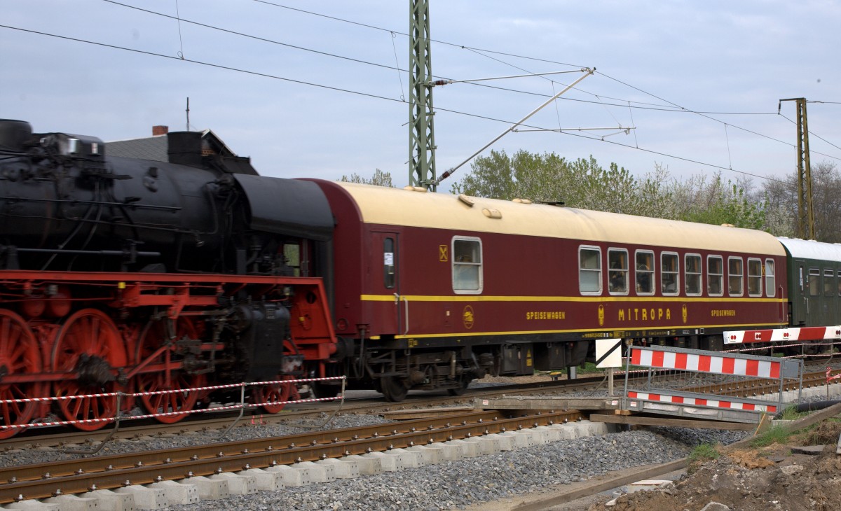 Ein MITROPA Speisewagen passiert gerade den provisorischen Bahnübergang  Nach der Schiffsmühle , eingestellt in den langen Sonderzug Riesa-Dresden , zum 175 jährigem Jubileum der Strecke. 11.04.2014 17:52 Uhr Ort: Coswig.