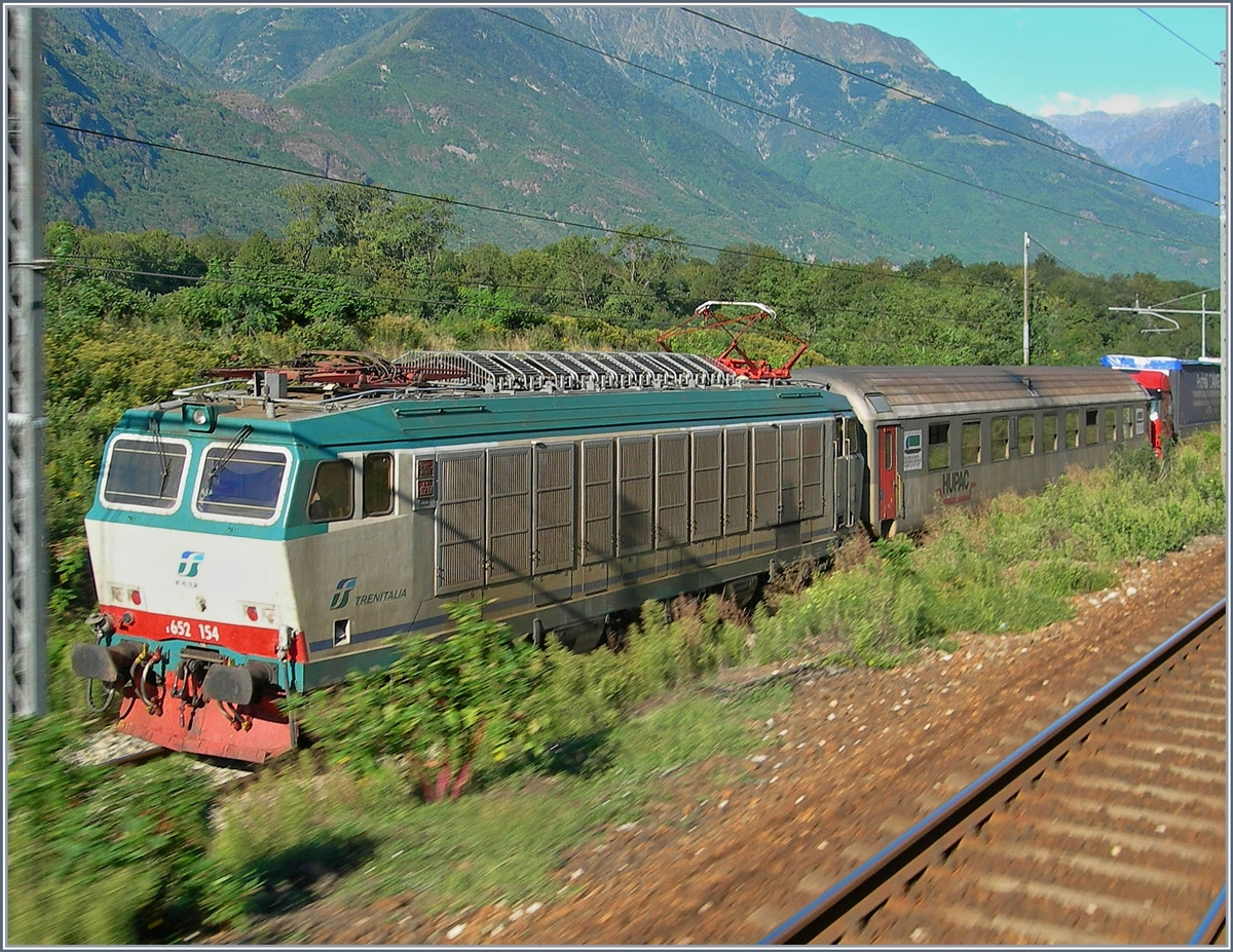 Ein Mitzieher der etwas anderen Art; die qualitativ nicht ganz überzeugende Aufnahme zeigt dass früher die FS die Rola ab Domodossola nach Novara beförderte: Die Trenitalia FS 652 154 ist mit einer RoLa irgendwo zwischen Vogogna und Cuzzago auf der Fahrt Richtung Novara unterwegs, das Bild wurde aus dem Richtung Stresa fahrenden Zug aufgenommen.
30. August 2006
