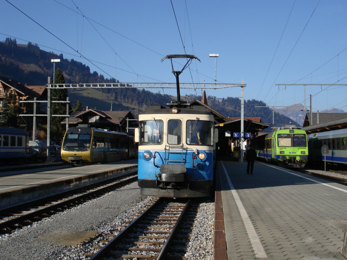 Ein MOB-5000er-Pendel, ein ABDe 8/8 sowie ein BLS-565er-Pendel mit dem ABt 985 am 5. November 2007 im Bahnhof Zweisimmen.