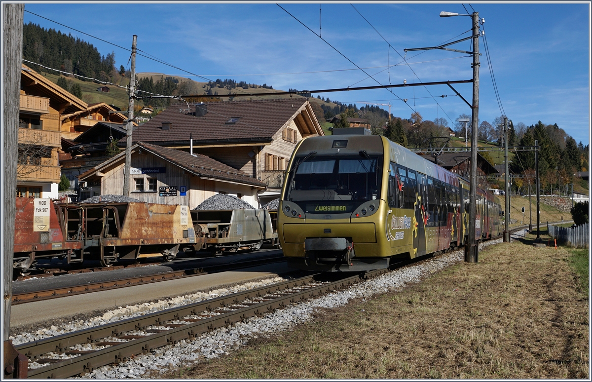Ein MOB Be 4/4  Lenkerpendel  verlässt Schönried. Damals zeigte sich der Bahnhof noch mit den herrlich krummen Holzfahrleitungsmasten. 
Nach einem Umbau sind nicht nur die Holzmasten verschwunden, sondern auch die Möglichkeit für Zugskreuzungen. 

29. Oktober 2016