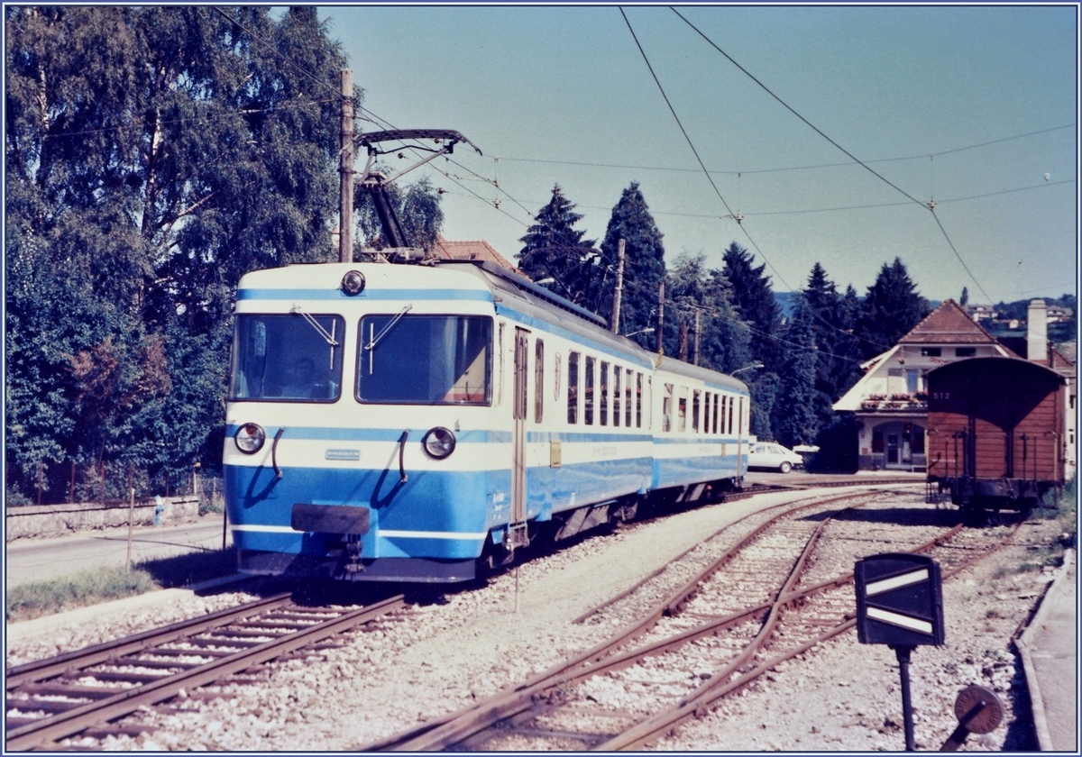 Ein MOB Be 4/4 (Serie 5000) mit einem ABt verlässt Fontanivent in Richtung Les Avants. 

Analogbild vom August 1985