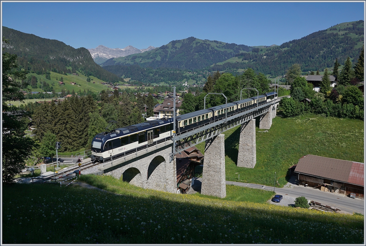 Ein MOB GoldenPass Zug von Zweisimmen nach Montreux mit einen schiebenden Alpina Be 4/4 Serie 9000 fährt bei Gstaad über den 109 Meter langen Grubenbachviadukt. 

2. Juni 2020