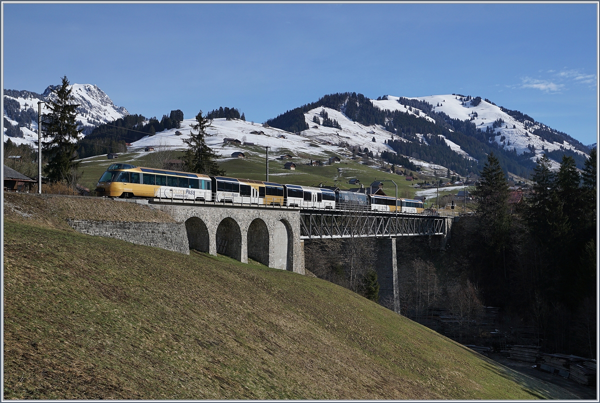 Ein MOB Panoramic Express verkehrt als Regionalzug 2213 nach Château d'Oex (- Montreux) und wurde hier kurz nach Flendruz fotografiert. Infolge des Baubedingten Streckenunterbruches vom 19.3 bis 1.06.2018 verkehren die Züge in einem angepassten Umlauf.
2. April 2018