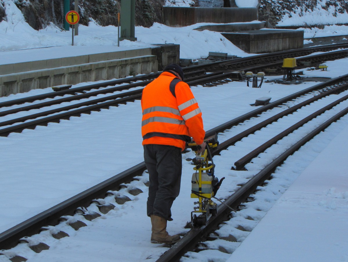 Ein mobiles Ultraschallmessgert bei einer Nachkontrolle der Schienen, am 16.12.2013 in Oberhof (Thr).