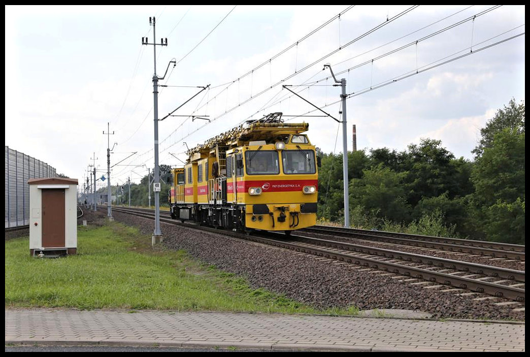 Ein moderner PKP Turmtriebwagen ist hier am 7.9.2021 um 15.34 Uhr bei Nowa Wies in Richtung Boleslawiec unterwegs.