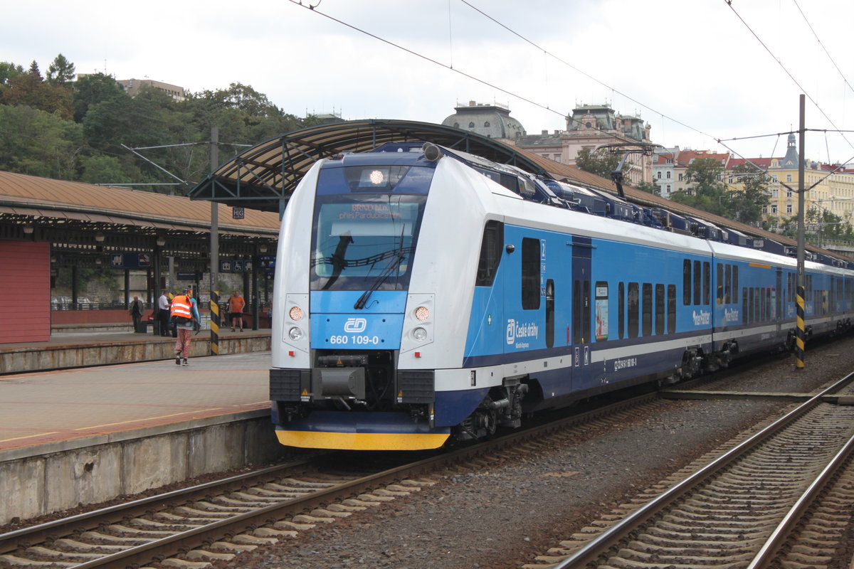 Ein moderner Skoda InterPanter verlässt Prag Hauptbahnhof am 22.08.2016 in Richtung Brno.