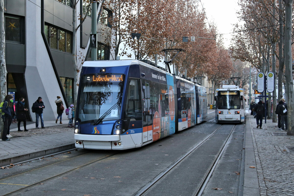 Ein moderner Straßenbahn Zug Wagen 701 ist hier am 13.12.2022 um 10.05 Uhr auf der Teichgrabenstraße in Jena nach Jena Lobeda unterwegs.
