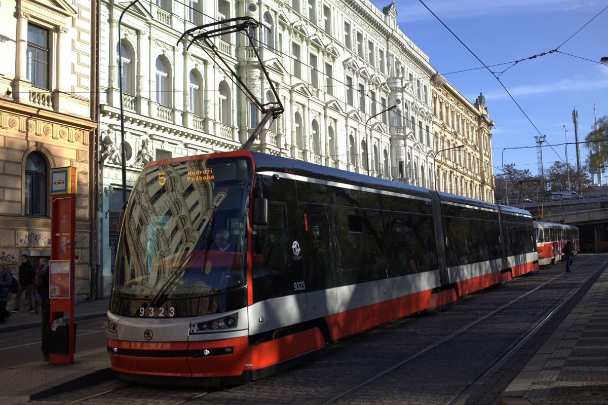 Ein moderner Tatra Straßenbahnzug Nähe Praha hln. 12.05.2014 12:04 Uhr.