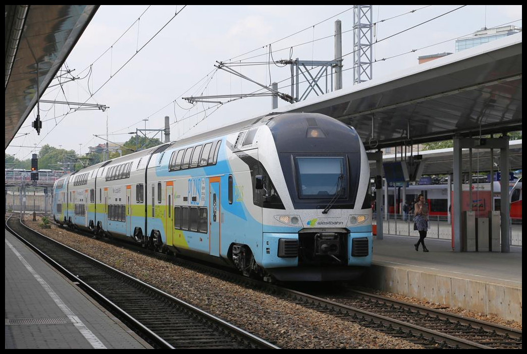 Ein moderner Triebwagen der Westbahn hält am 18.5.2019 um 12.48 Uhr in Wien Meidling.