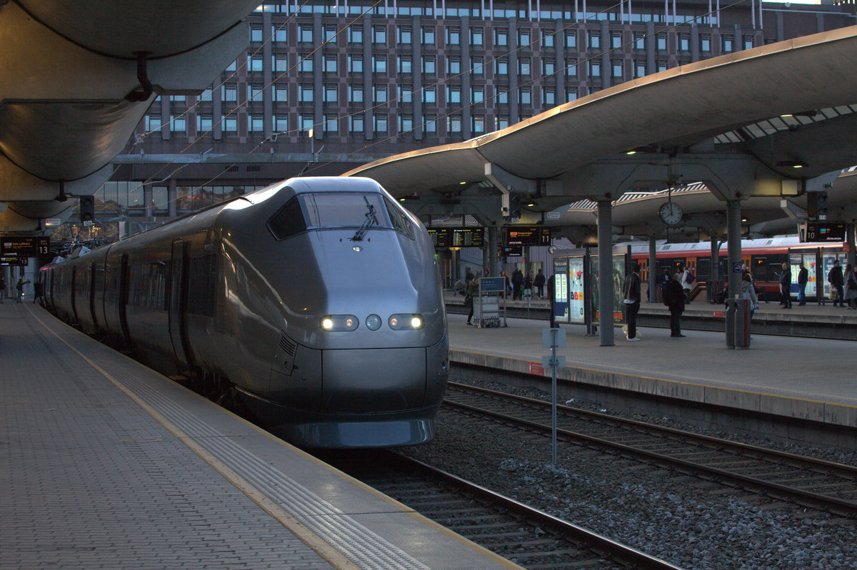 Ein moderner TW vom Typ 71 abfahrbereit Oslo Sentralstasion zum Airport Oslo.
13.04.2018  19:54 Uhr