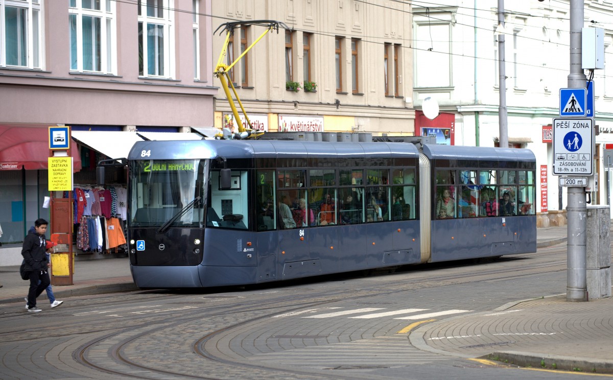 Ein moderner Zug der Linie 2 in Liberec. (Normalspurlinie) 30.05.2014  14:13 Uhr.