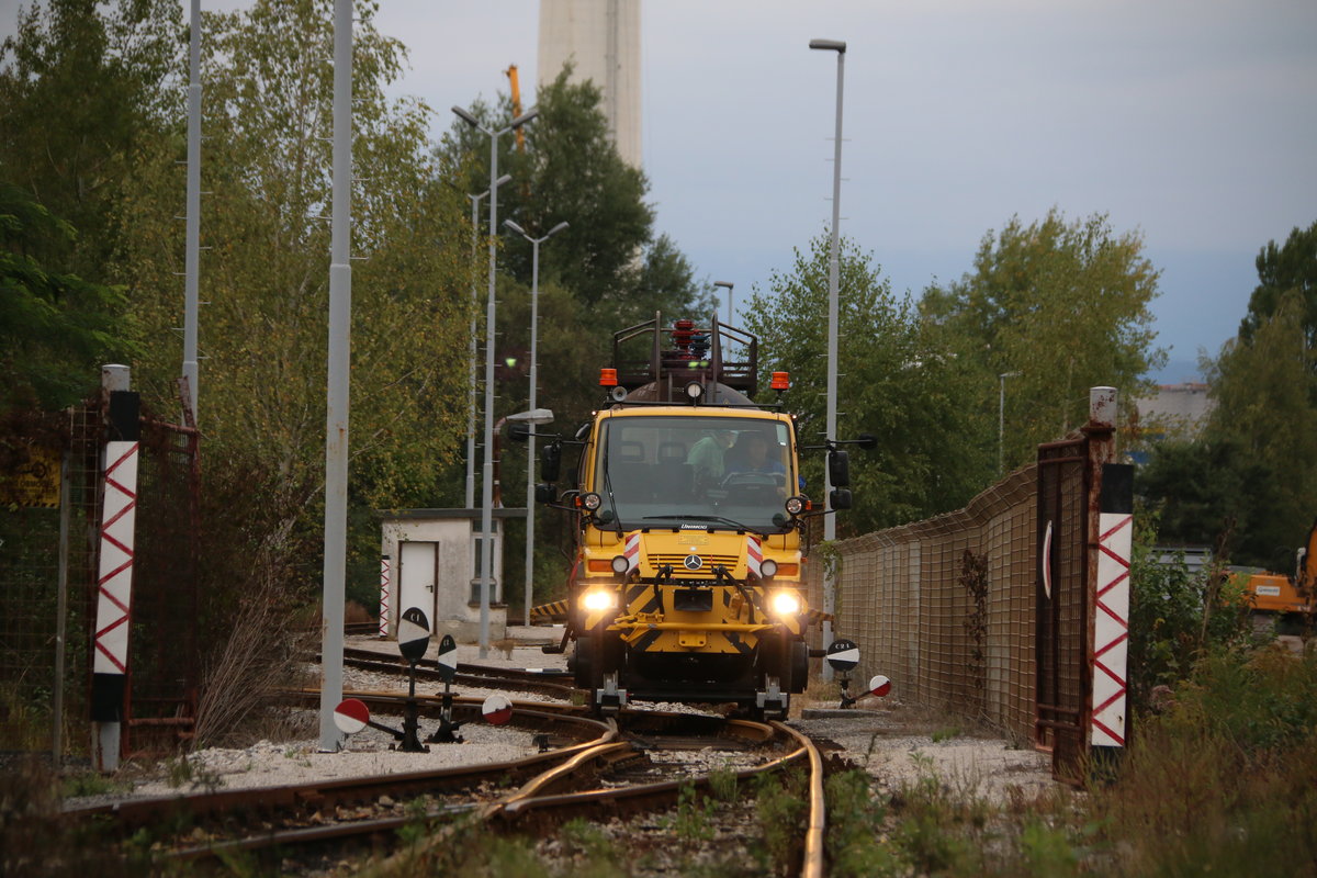 Ein modernes 2 Wege Fahrzeug im Industriegebiet nächst Celje im Septeember 2015