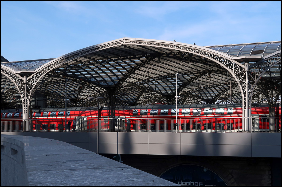 Ein modernes Bahnsteigdach -

In den Jahren 1989 bis 1991 wurde die Bahnsteige und Gleise vor der eigentlichen Bahnsteighalle durch eine neue Stahlglas-Konstruktion überdacht. Architekten waren Busmann + Haberer mit Stefan Polónyi.

18.08.2018 (M)