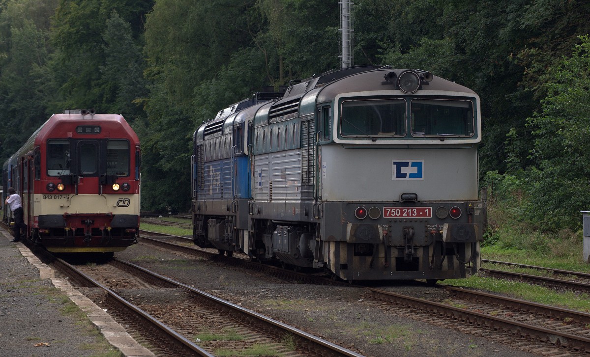 Ein modernisierter TW der Baureihe  843 (843 017-5) abfahrbereit in Dvur Kralove nad Labem als Schnellzug nach Liberec, auf dem Nachbargleis warten 2  Taucherbrillen  (843 017-5 ).  23.08.2014 12:07 Uhr.