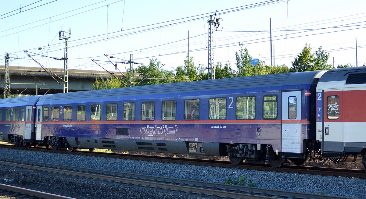 Ein morgendlicher Nachtzug aus Insbruck der NJ 40420 mit einem seat car (Sitzwagen) des nightjet mit der Nr. A-ÖBB 73 81 21-91 119-7 Bmz am 30.06.18 Bf. Einfahrt Bf. Hamburg-Harburg.