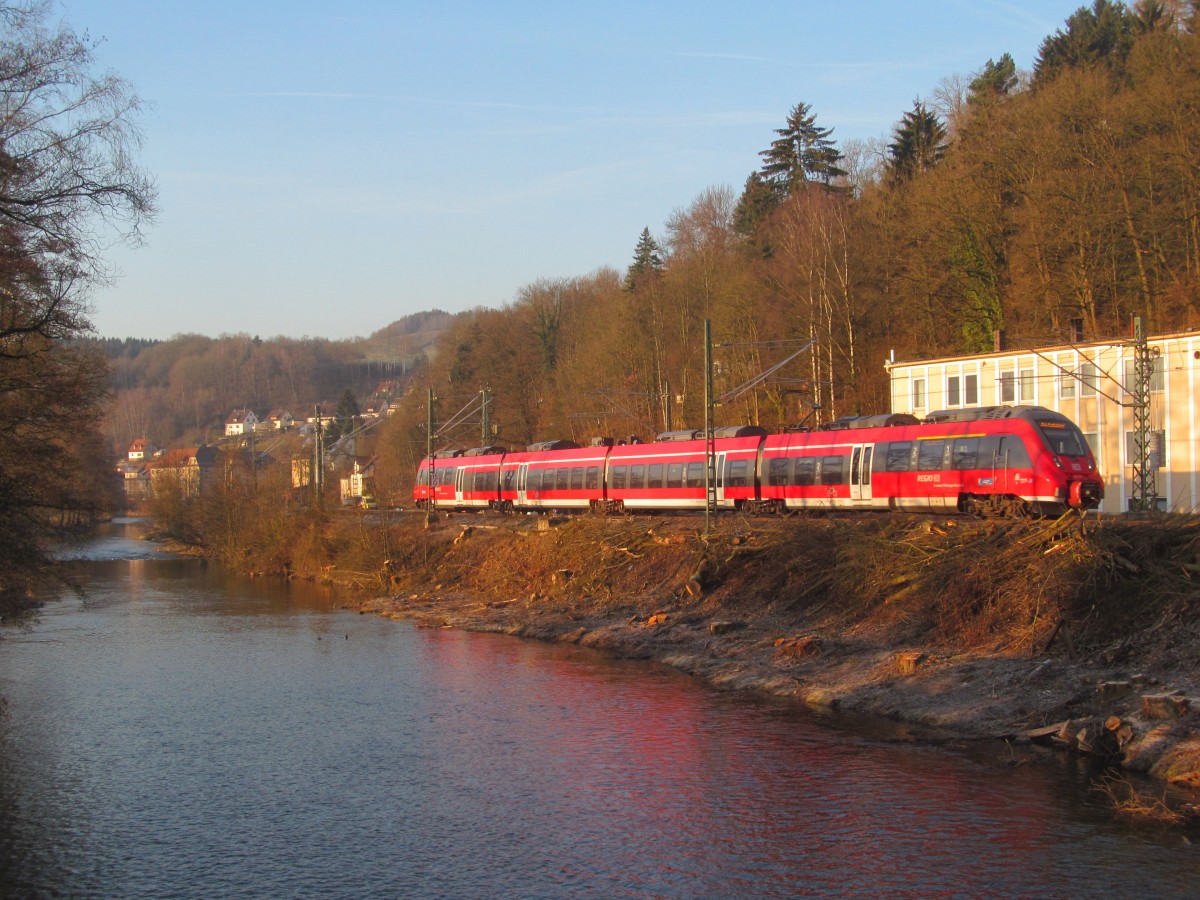 Ein morgendlicher RE nach Jena Saalbahnhof erreicht am 25. Februar 2014 in kürze den Bahnhof Kronach.