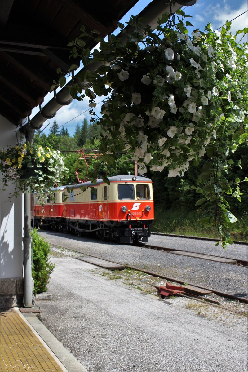 Ein Motiv aus der Zeit des Planbetriebes der 1099er bot sich am 26.6.2023 im Bahnhof Mitterbach.
Die 1099.11 und die 1099.14 fuhren an diesem sowie am Folgetag zwischen Winterbach und Mariazell für eine Fotofahrt des Fotoreiseveranstalter  Tanago .