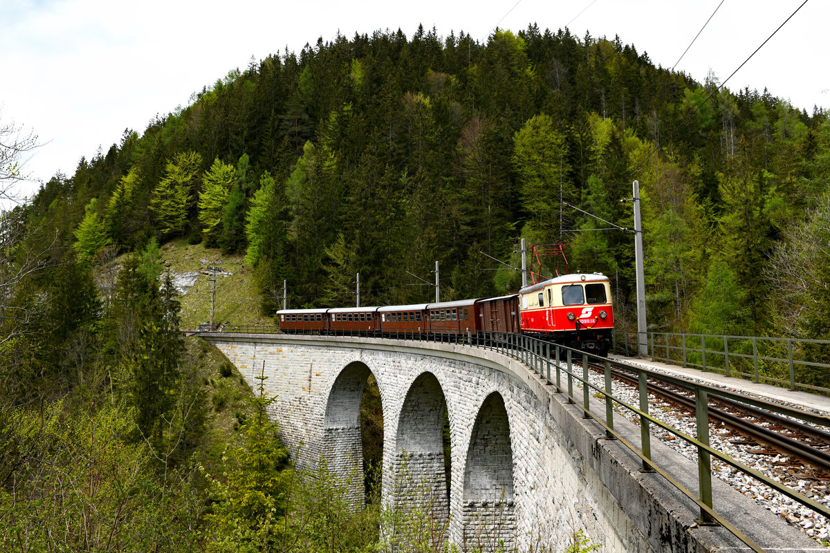 Ein Motivklassiker auf der Mariazellerbahn ist das 116 Meter lange Saugrabenviadukt. Am 11. Mai 2016 konnte hier der von der E14 der NÖVOG geführte Sonderzug dokumentiert werden.