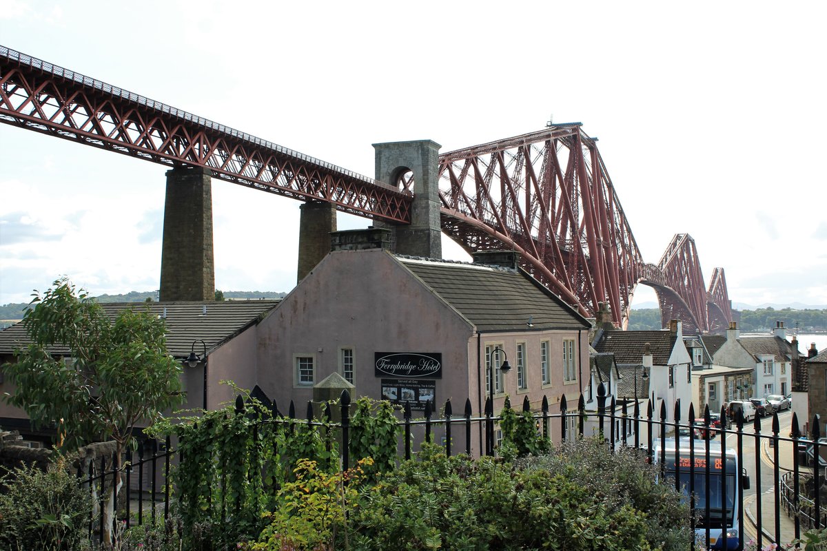 Ein Motivklassiker. Der Blick vom Balkon eines Hauses in North Queensferry auf die Firth of Forth Brigde. Auch bei Gegenlicht ein beeindruckender Anblick.
Im August 2018