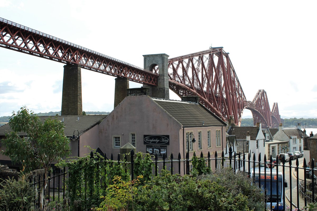 Ein Motivklassiker. Der Blick vom Balkon eines Hauses in North Queensferry auf die Firth of Forth Brigde. Auch bei Gegenlicht ein beeindruckender Anblick.
Im August 2018