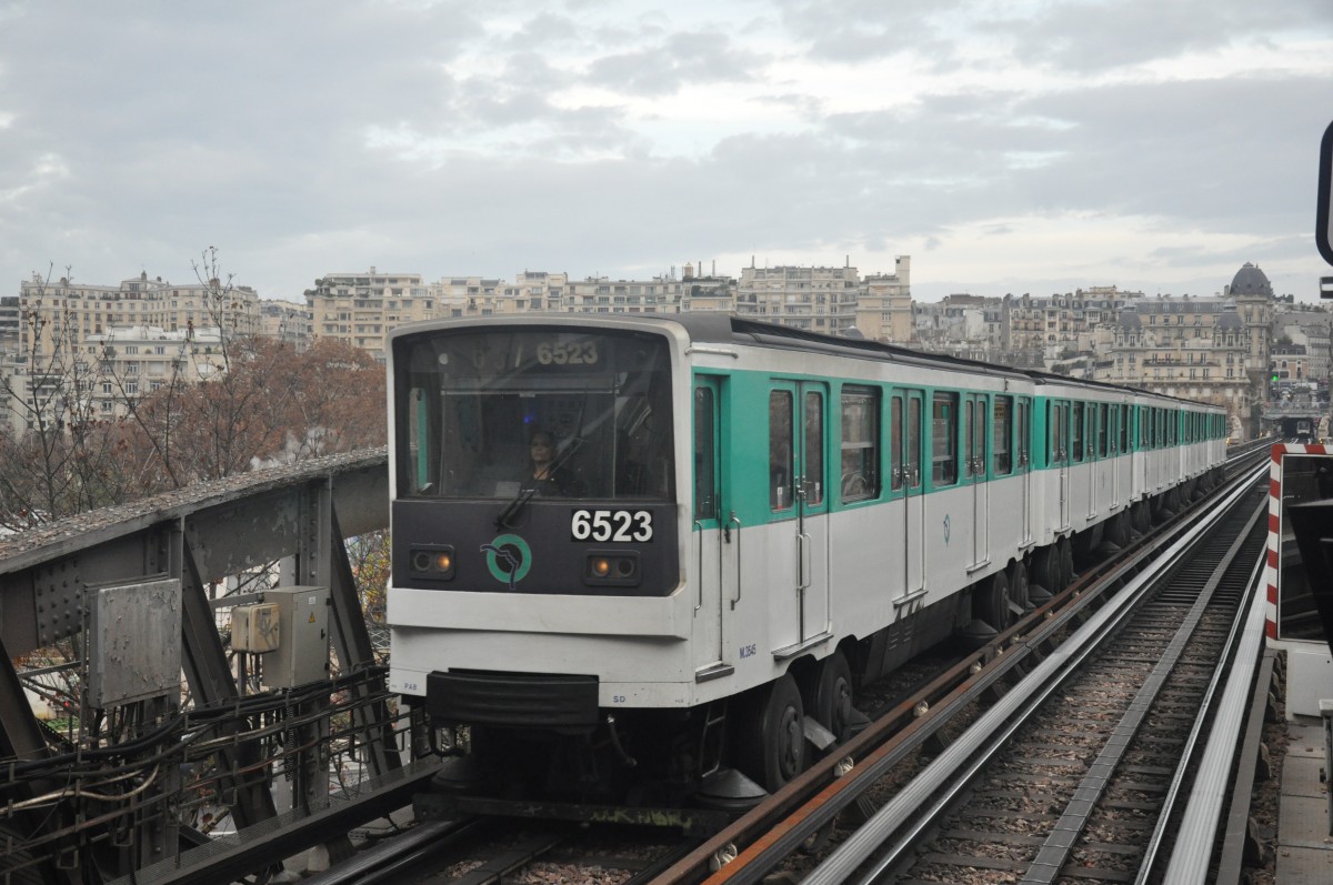 Ein MP73 Zug der RATP beim Ankunft in Bahnhof Bir-Hakeim aufgenommen 13.11.2015