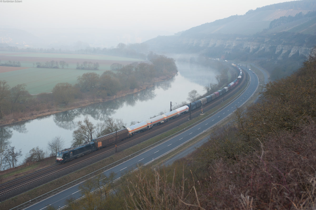 Ein MRCE Vectron mit einem gemischten Güterzug früh morgens bei Himmelstadt Richtung Würzburg, 16.03.2017