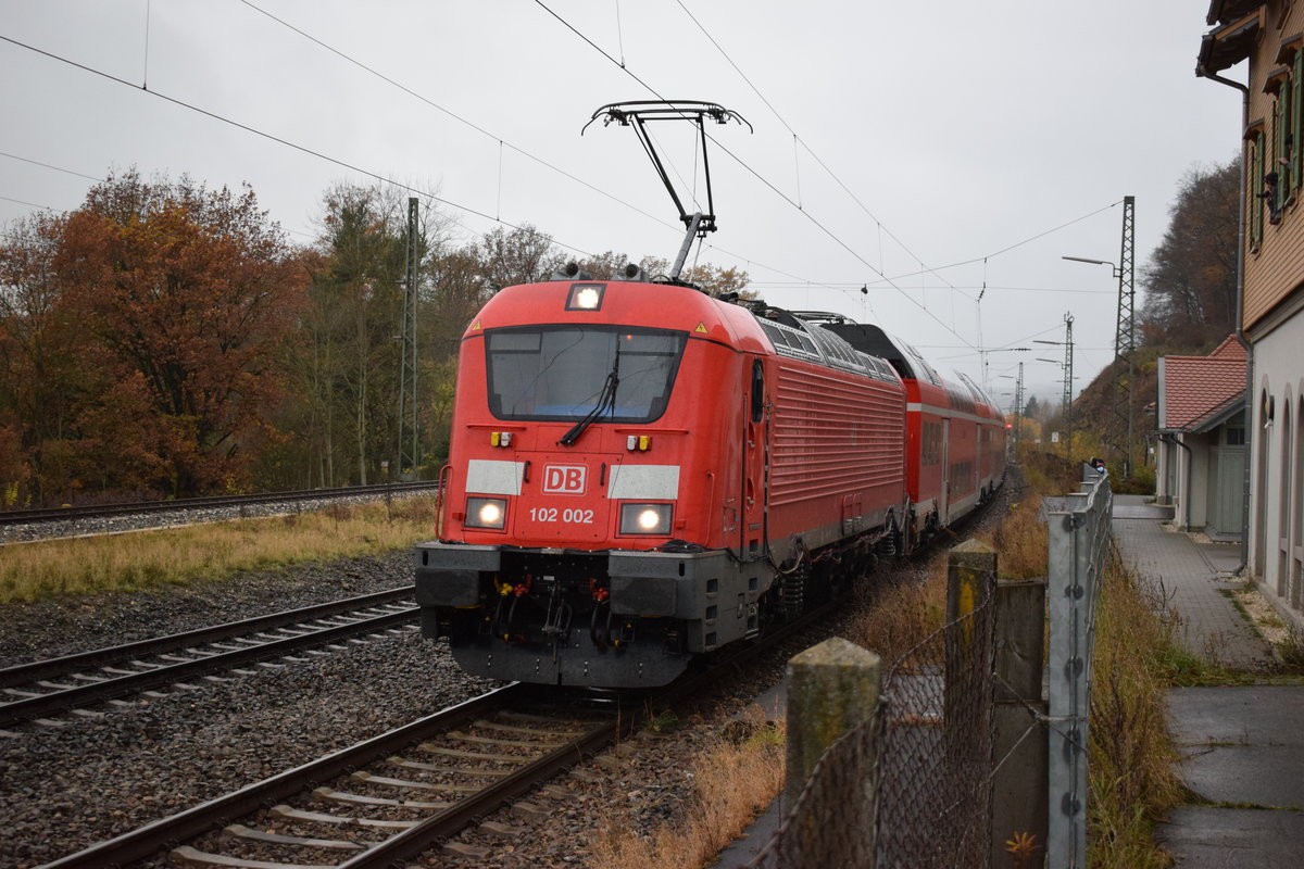 Ein München-Nürnberg-Express, mit der Lok  102 002, war am 08.11.2017 wieder zu einigen Testfahrten auf der Geislinger Steige auf der KBS 750 anzutreffen. Hier zu sehen in Westerstetten auf Gleis 1. In kürze wird sie sich wieder auf den Weg zurück Richtung Geislingen machen.