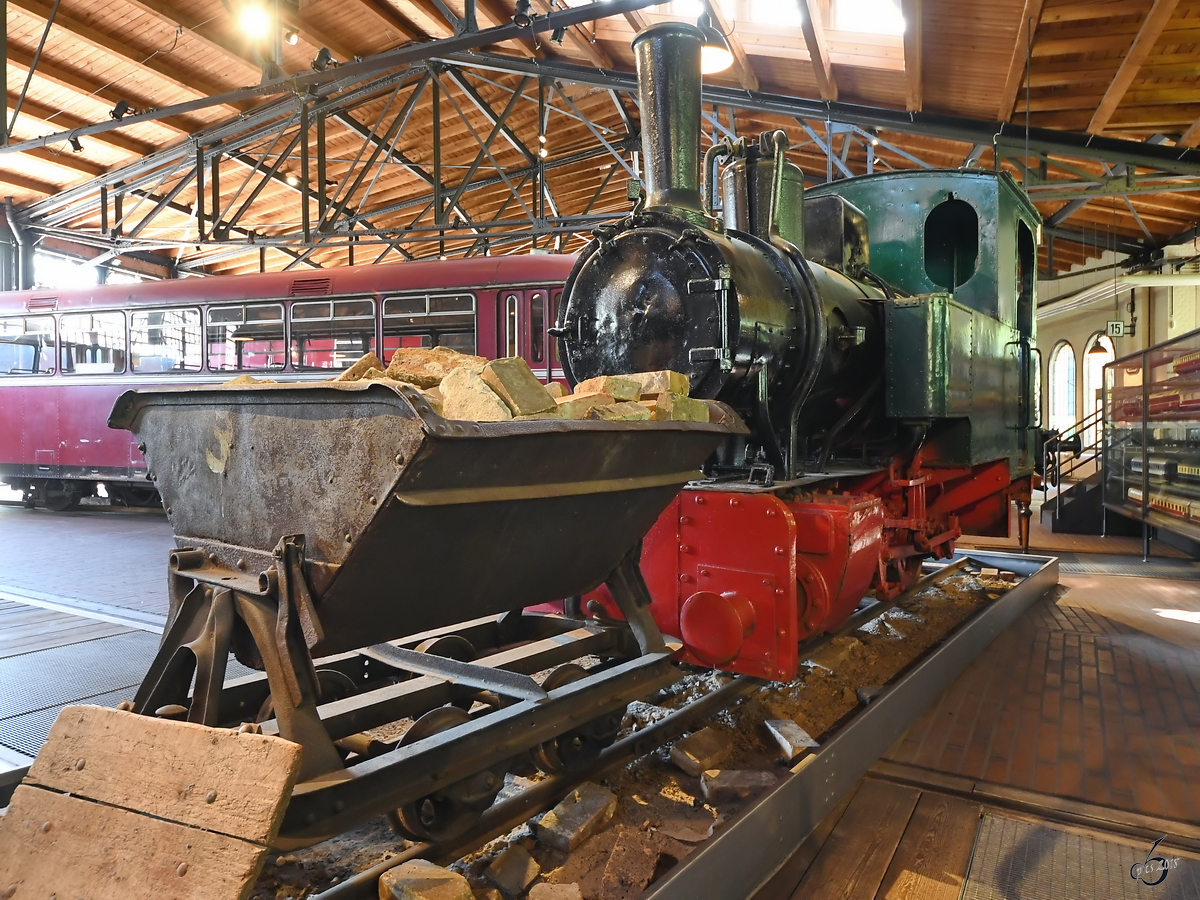 Ein Muldenkippwagen von 1910 und die Henschel Feldbahndampflokomotive Typ  Riesa von 1949 als Teil des Dioramas  Trümmerbahn . (Deutsches Technikmuseum Berlin, April 2018)