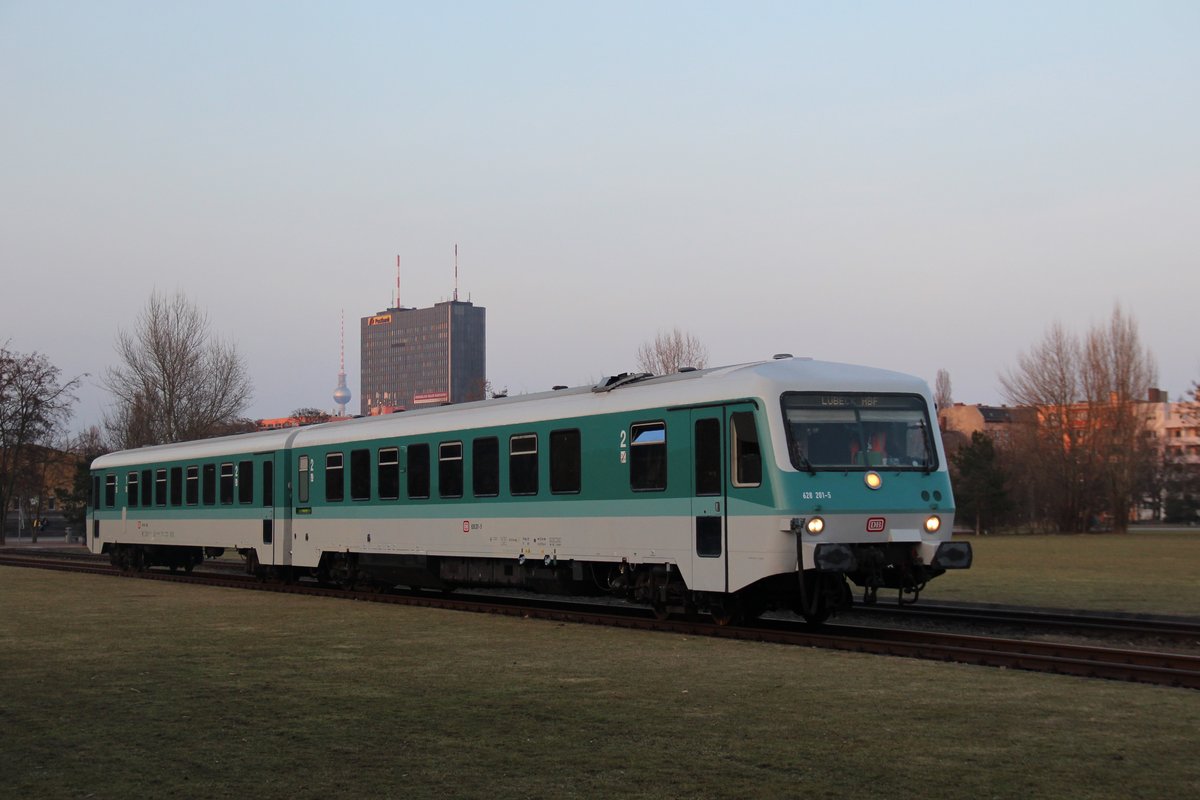 Ein Museumsfahrzeug der Baureihe VT628 aus Lübeck verlässt anlässlich einer Sonderfahrt das Technikmuseum in Berlin und macht sich auf den Rückweg am Abend  des 24.3.18