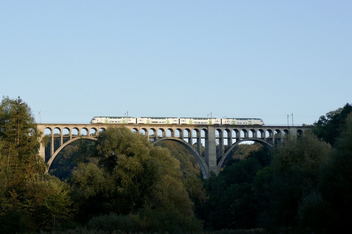Ein Mutz der BLS am 26.9.23 als S1 nach Thun am überqueren des Grandfey-Viaduktes.