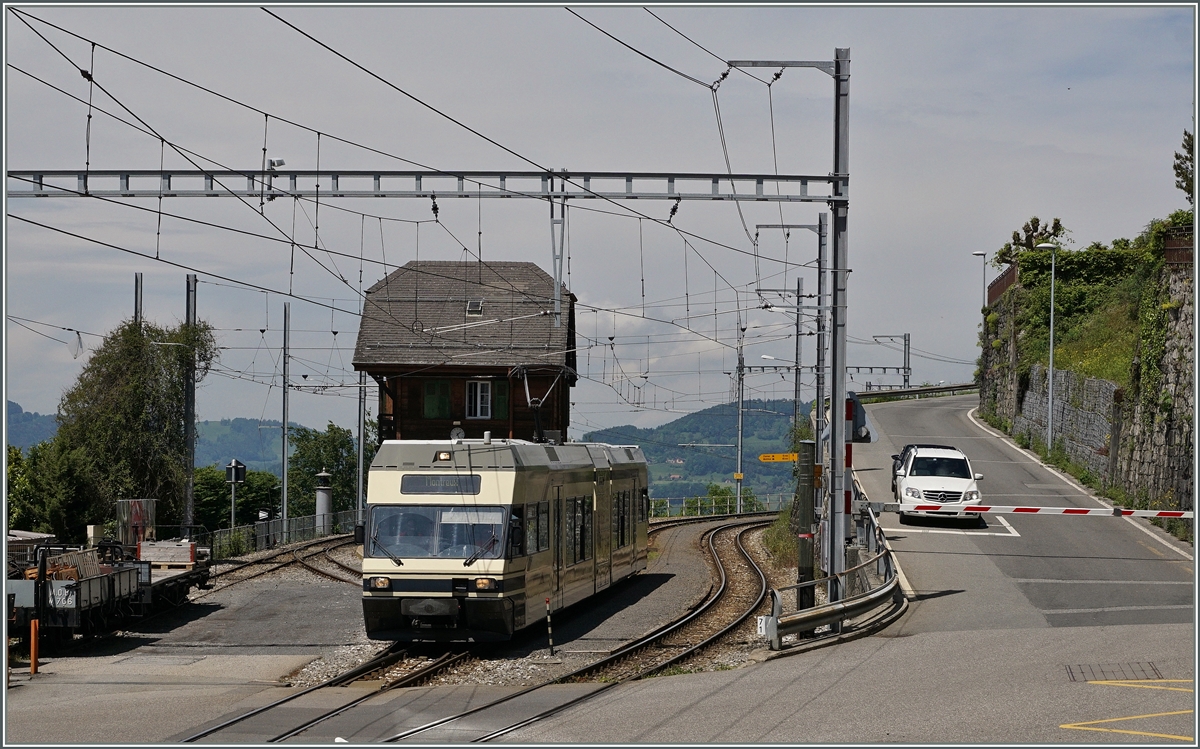 Ein MVR GTW Be 2/6 als Regionalzug von Les Avants nach Montreux beim Halt in Chamby.
25. Mai 2016