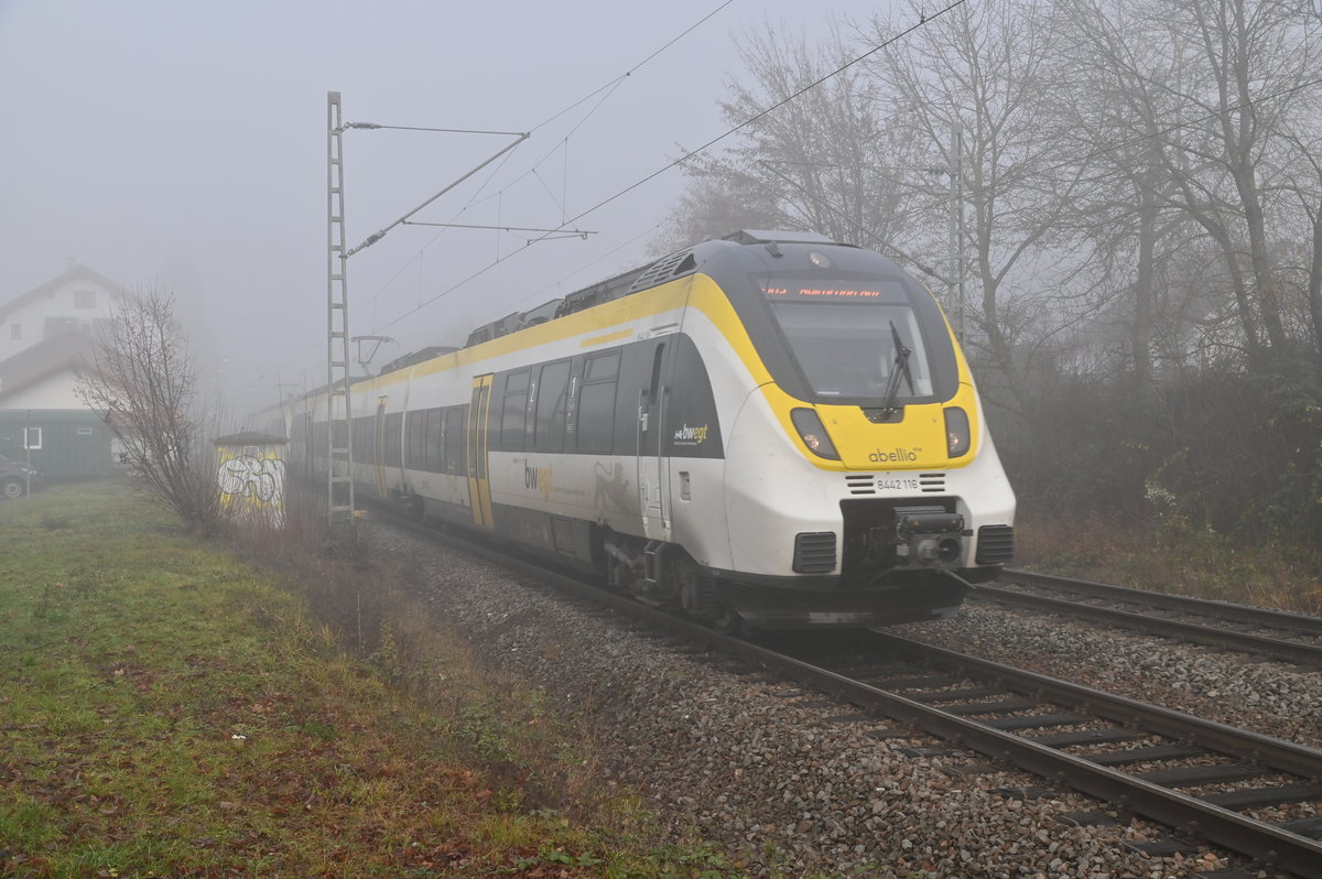 Ein nach Heilbronn fahrender RE10a ist hier im Nebel durch Neckargerach am Freitagmittag den 18.12.2020