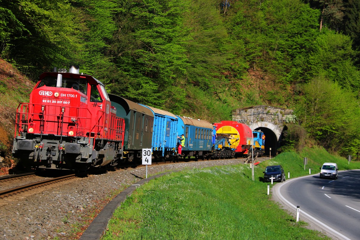 Ein Nachschlag zur LܠSendung vom Samstag dem 25.04.2015. DH1700.1 MAK G1700BB 2170.00-7 zieht den Stator des Generators vom Braunkohlekraftwerk Voitsberg gen Graz. 