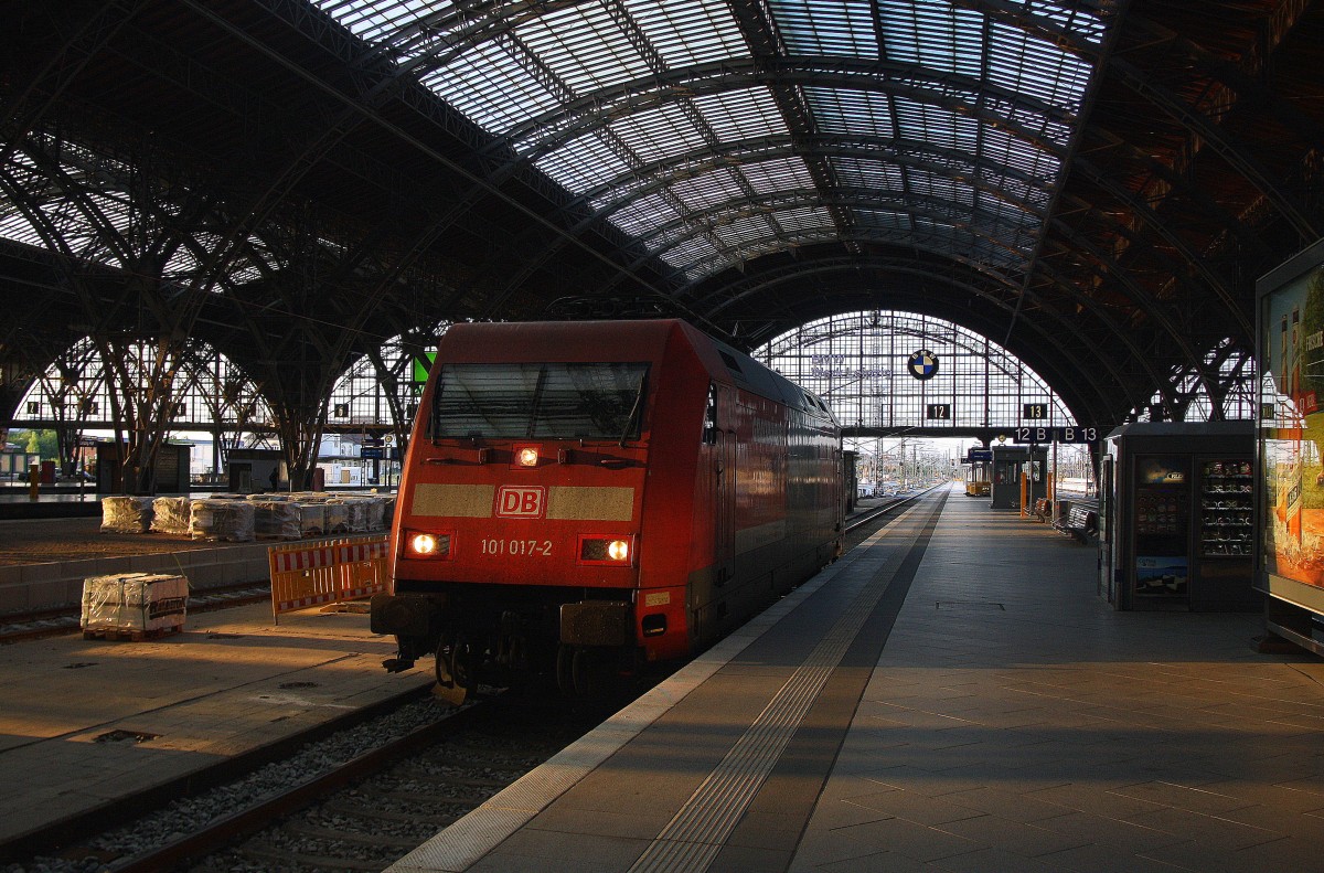 Ein Nachschuss von der 101 017-2  Graubünden natürliCH  rangiert in Leipzig-Hbf. Aufgenommen im Leipziger-Hbf in der Abendsonne am Abend vom 15.7.2015.