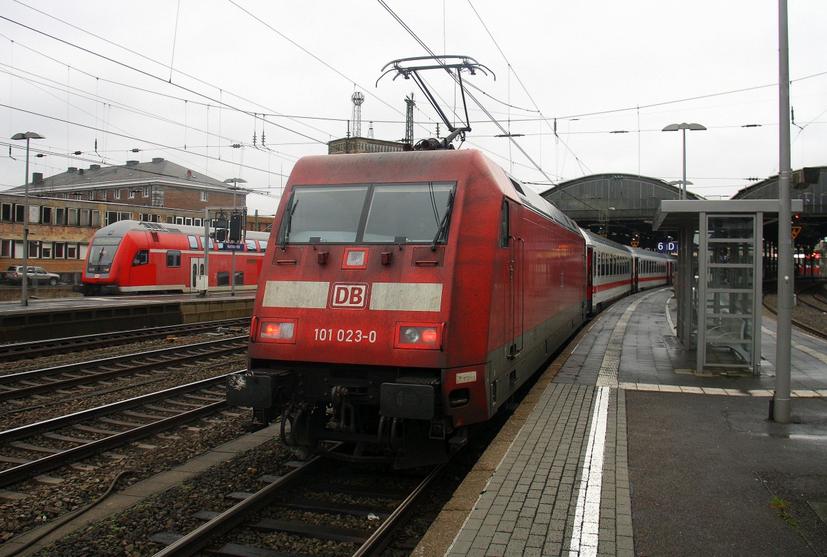 Ein Nachschuss von der 101 023-0 DB mit dem IC 2404  von Aachen-Hbf nach Stralsund-Hbf.
Aufgenommen vom Bahnsteig 6 vom Aachen-Hbf. 
Bei Regenwolken am Mittag vom 5.2.2016. 