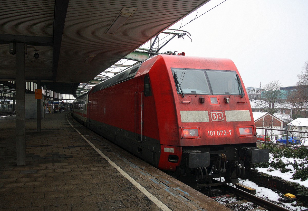 Ein Nachschuss von der 101 072-7 DB  schiebt den IC 2218 aus Stuttgart-Hbf nach Hamburg-Altona bei der Ausfahrt aus Duisburg-Hbf in Richtung Essen-Hbf,Dortmund-Hbf.
Bei Schnee am Kalten Mittag vom 25.1.2015.