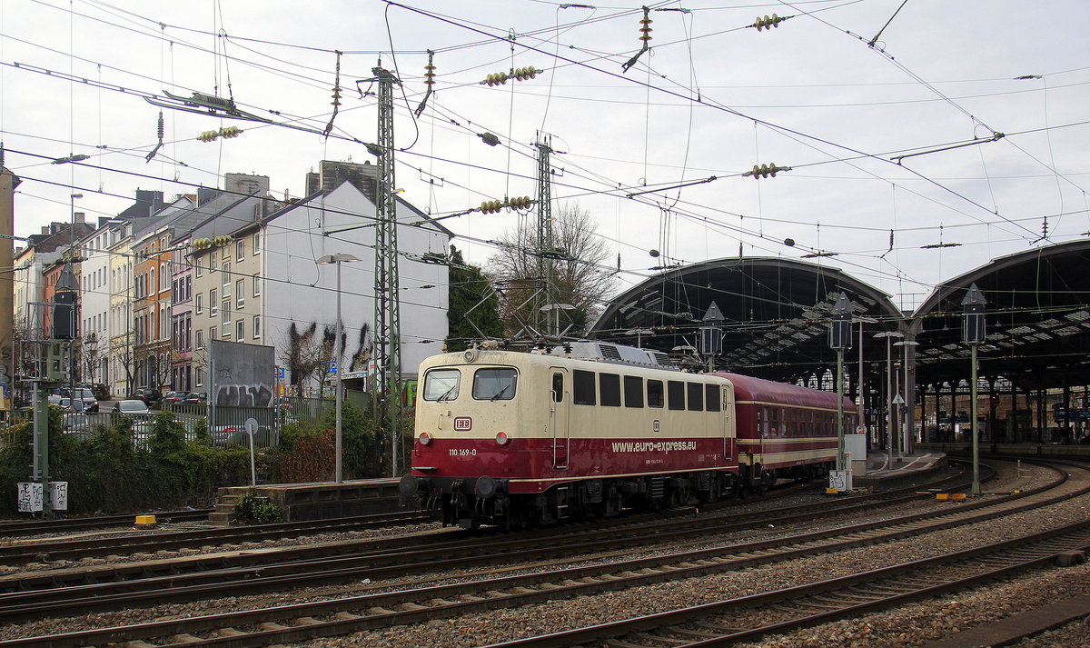 Ein Nachschuss von der 110 169-0 Euroexpress schiebt einen Sonderzug aus Bremen-Hbf nach Aachen-Hbf bei der Einfahrt in Aachen-Hbf.
Aufgenommen vom Bahnsteig 2 vom Aachen-Hbf. 
Bei Sonne und Wolken am Kalten Mittag vom 1.12.2018.