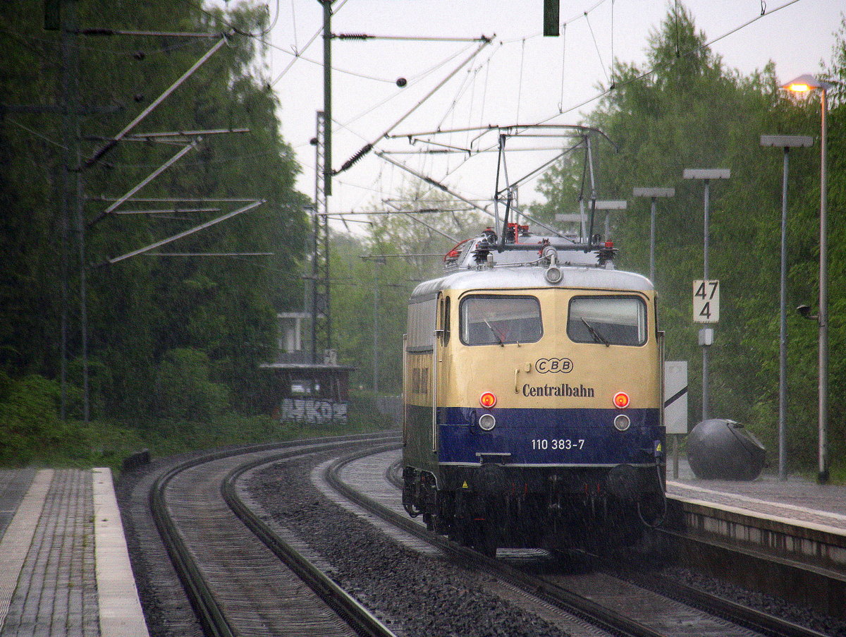 Ein Nachschuss von der 110 383-7 Centralbahn und kommt als Lokzug aus Aachen-Hbf(D) nach Mönchengladbach-Hbf und kam aus Richtung Aachen-West,Laurensberg,Richterich,Kohlscheid,Herzogenrath,Palenberg,Zweibrüggen,Frelenberg,Geilenkirchen,Süggerath,Lindern,Brachelen,Hückelhoven-Baal,Baal und fuhr durch Erkelenz in Richtung Herrath,Beckrath,Wickrath. 
Aufgenommen vom Bahnsteig 1 in Erkelenz.
Bei Gewitterregen am Abend vom 11.5.2017.