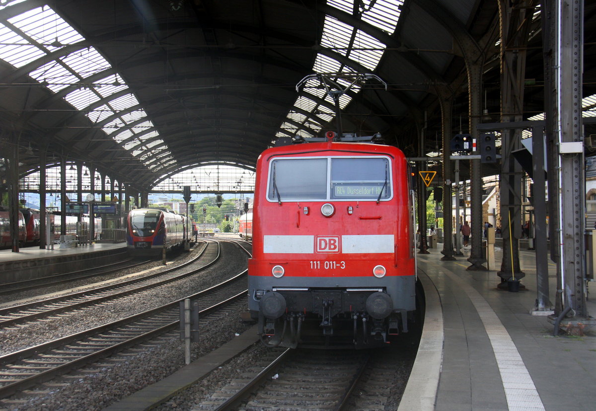 Ein Nachschuss von der 111 011-3 DB  steht mit dem RE4 von Aachen-Hbf nach Dortmund-Hbf. Aufgenommen vom Bahnsteig 2 vom Aachen-Hbf. 
Am Nachmittag vom 23.8.2017.