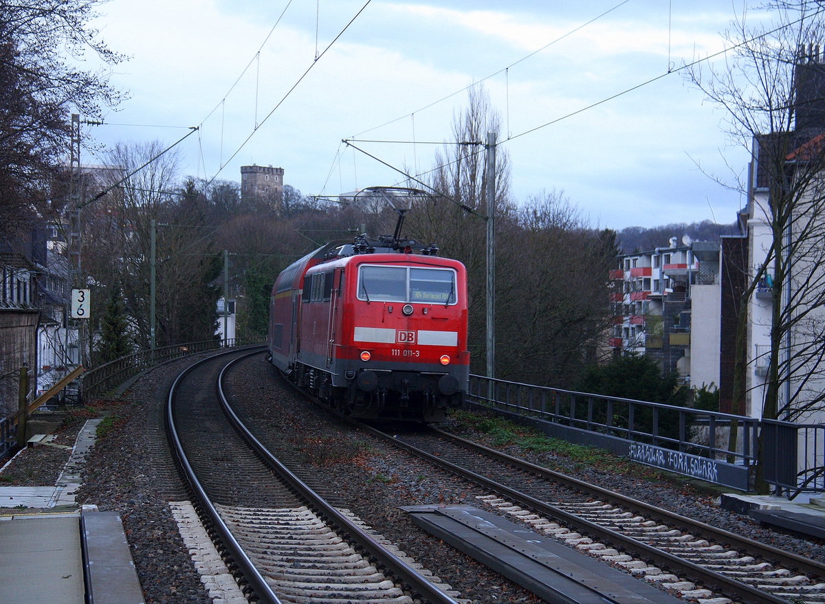 Ein Nachschuss von der 111 011-3 DB  schiebt den RE4 aus Aachen-Hbf nach Dortmund-Hbf und kommt aus Richtung Aachen-Hbf und hilt in Aachen-Schanz und fährt dann weiter in Richtung Aachen-West,Laurensberg,Richterich,Kohlscheid,Herzogenrath,Palenberg,Zweibrüggen,Frelenberg,Geilenkirchen,Süggerrath,Lindern,Brachelen,Hückelhoven-Baal,Baal,Erkelenz, Herrath,Beckrath,Wickrath,Rheydt-Hbf,Mönchengladbach-Hbf. 
Aufgenommen vom Bahnsteig von Aachen-Schanz. 
In der Abendtimmung am Abend vom 27.12.2017.