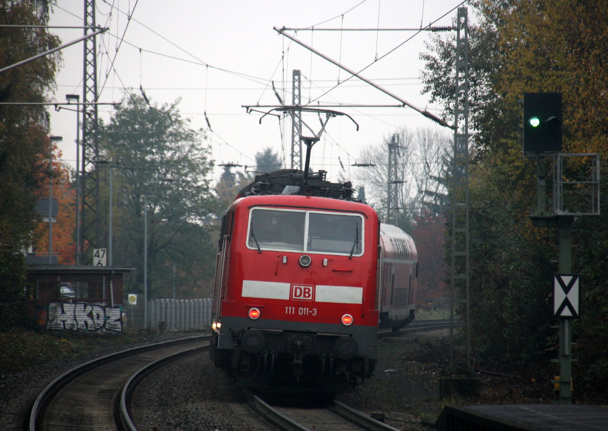 Ein Nachschuss von der 111 011-3 DB schiebt den RE4 aus Aachen-Hbf nach Dortmund-Hbf und kommt aus Richtung Aachen-Hbf,Aachen-Schanz,Aachen-West,Laurensberg,Richterich,Kohlscheid,Herzogenrath,Palenberg,Zweibrüggen,Frelenberg,Geilenkirchen,Süggerrath,Lindern,Brachelen,Hückelhoven-Baal,Baal und hält in Erkelenz und fährt dann weiter in Richtung Herrath,Beckrath,Wickrath,Rheydt-Hbf,Mönchengladbach-Hbf. 
Aufgenommen vom Bahnsteig 1 in Erkelenz. 
Am Nachmittag vom 11.11.2016.